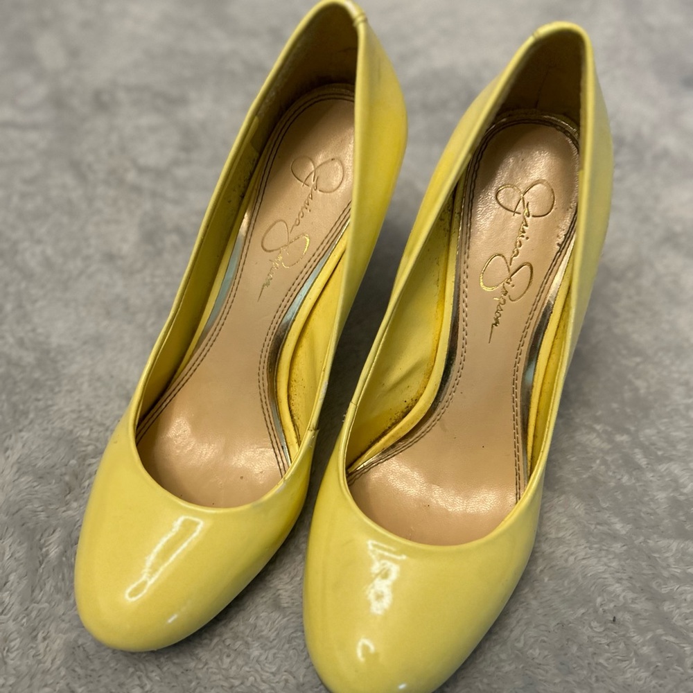Stylish Jessica Simpson heels in fun lemon color! Perfect for a pop of color!